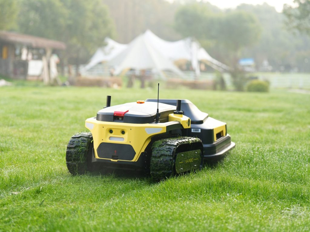 Ein Mähroboter mäht das Gras in einem Garten.