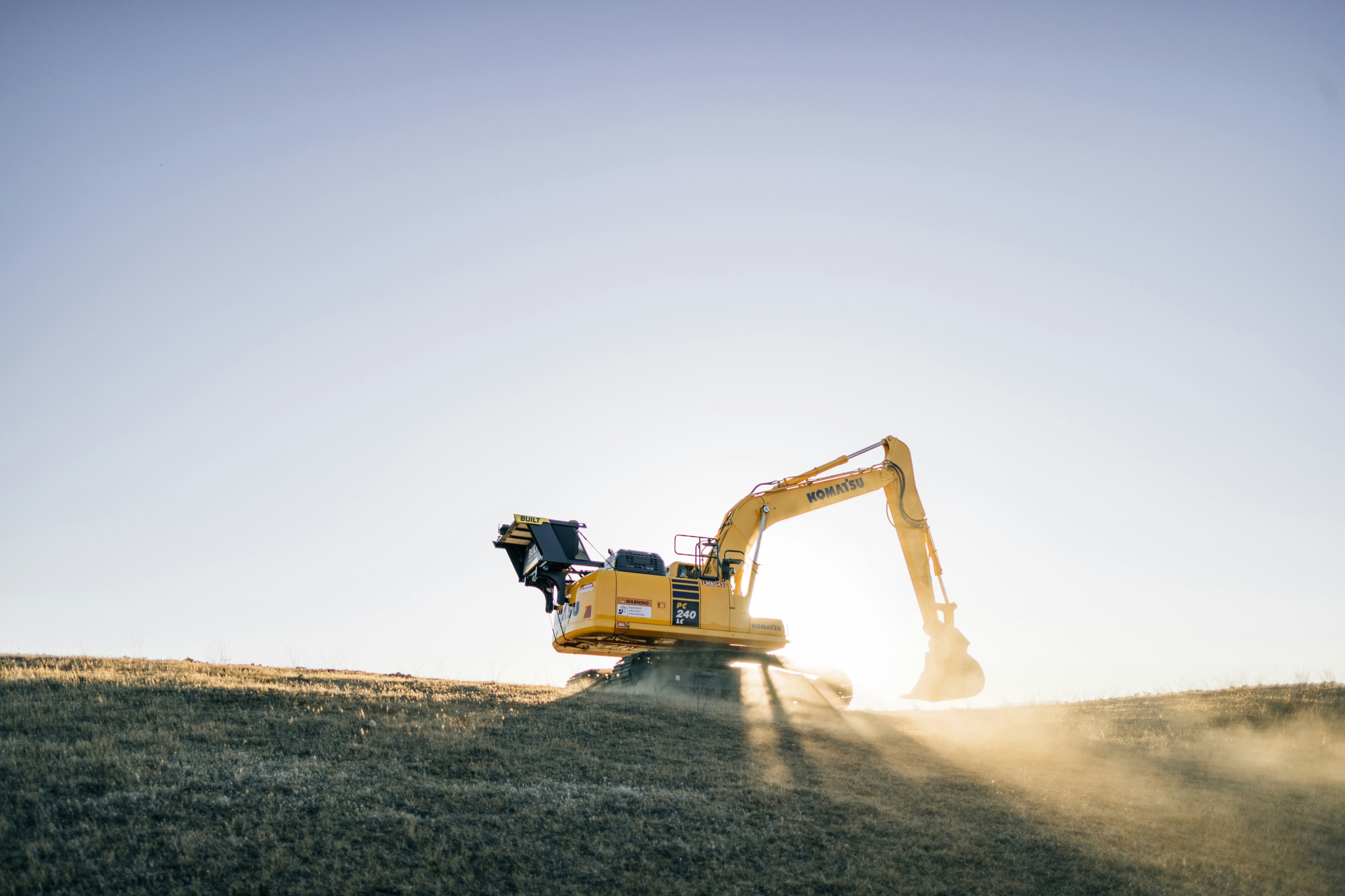 Bagger hebt einen Graben aus